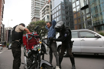 Referencia. Controles policiales se intensificarán en Quito durante el toque de queda por seguridad.