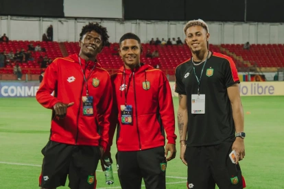 Jugadores del Deportivo Cuenca minutos antes del partido en la cancha del Alejandro Serrano Aguilar.