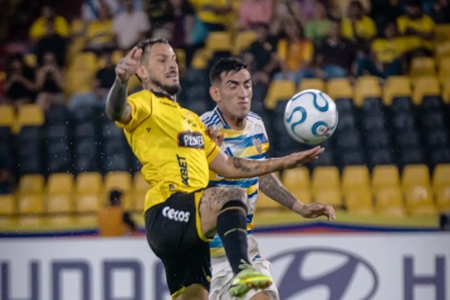 Darío Benedetto enfrentando a su exequipo Boca Juniors.