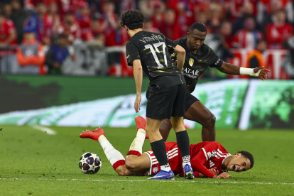 William Pacho (de pie a la derecha) en una de las acciones del cotejo en el que su equipo, el PSG, venció al Bayern Munich.