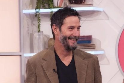 El actor y músico canadiense de 61 años, Keanu Reeves, es acogido por un público que valora su forma sencilla de vivir.