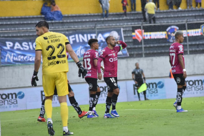 El volante Junior Sornoza (c) celebra el tanto que le dio la victoria a IDV en la final de la Copa Ecuador.