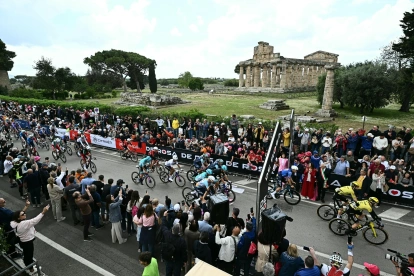 Ciclistas espera el inicio de la sexta etapa del 109º Giro de Italia.