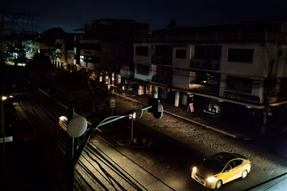 Calles del sur de Esmeraldas permanecen a oscuras durante los apagones, mientras comerciantes y familias enfrentan pérdidas y temores por la inseguridad.