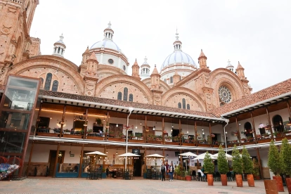 Las cúpulas azules de la Catedral de la Inmaculada Concepción son una de las postales más icónicas del Centro Histórico de Cuenca.