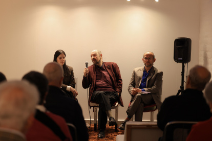 Durante el lanzamiento de la obra, realizado en la galería Punto Rojo, el autor conversó con Andrea Naranjo, de USFQ Press, y el escritor Efraín Villacís.