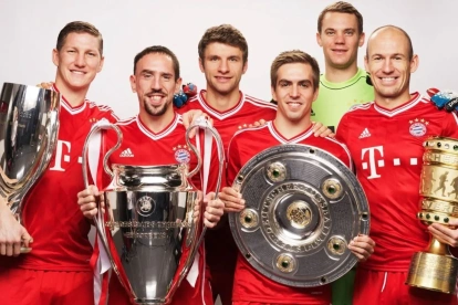 Jugadores del Bayern Múnich posando con los títulos obtenidos