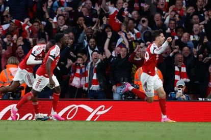 Arsenal cerca de ser campeón de la Premier League con Piero Hincapíe en la defensa.