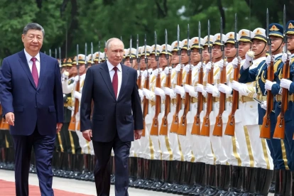 El presidente ruso Vladimir Putin y el presidente chino Xi Jinping pasan revista a la guardia de honor en el Gran Salón del Pueblo en Pekín, China, este miércoles.