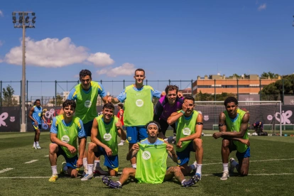 Jugadores del FC Barcelona celebran durante un entrenamiento.