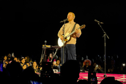 El cantante británico se presentó por primera vez en Quito, en un emotivo concierto que llenó el Estadio Olímpico Atahualpa.