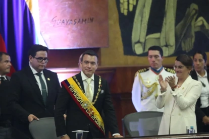 El presidente Daniel Noboa, tras dar el informe a Ecuador, es aplaudido por la vicepresidenta María José Pinto.
