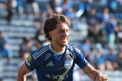 Luca Klimowicz celebra uno de sus goles ante Macará en el estadio George Capwell.