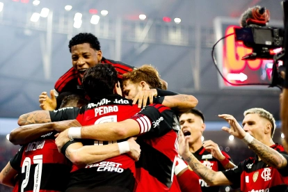 Gonzalo Plata (arriba), festeja un gol del Flamengo.