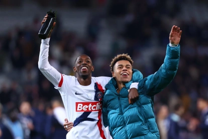 Ousmane Dembele y Désiré Doué festejan tras un partido del PSG.
