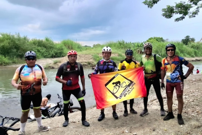 Integrantes del grupo Ciclistas de la Calle luego de recorrer Guayas y Cañar.