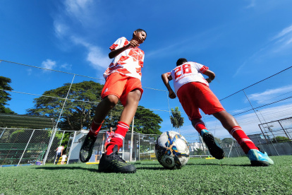 En la Escuela Refinería (i) coincidentemente los uniformes son blanco y rojo, como el Arsenal de Hincapié.