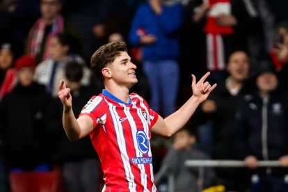 El delantero argentino actualmente milita en el Atlético de Madrid, donde su contrato se extiende hasta junio de 2030.