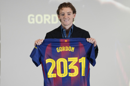 Anthony Gordon ya fue presentado en FC Barcelona.