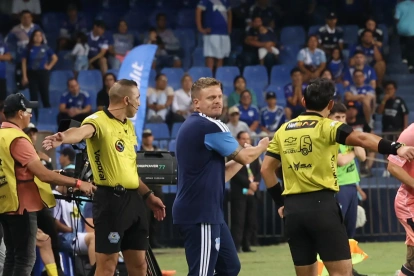 El DT argentino Cristian Nasuti gesticula desde el banquillo de suplentes en el partido que Emelec se impuso 1-0 a la Universidad Católica.