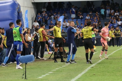 El DT argentino Cristian Nasuti gesticula desde el banquillo de suplentes en el partido que Emelec se impuso 1-0 a la Universidad Católica.