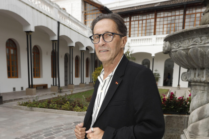 Marcelo Aguirre nació en Quito en 1956. Actualmente reside en Montpellier, Francia y divide su tiempo entre la ciudad francesa y Ecuador.