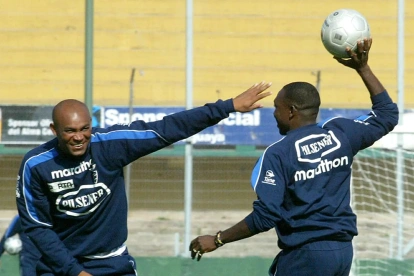 Raúl Guerrón bromeado con Walter Ayovi en la Tri del 2002.