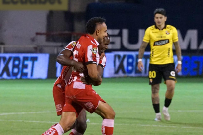 La clebración de Bagner Delgado de Técnico Universitario y su gol ante Barcelona.