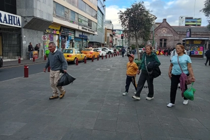 Traslados. Las personas caminaron largas distancias ante la medida.