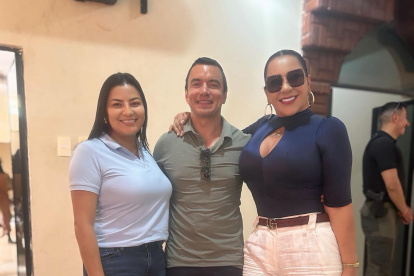 De izquierda a derecha, Yuri Colorado, el presidente Daniel Noboa y Roberta Zambrano durante un encuentro político en Esmeraldas.