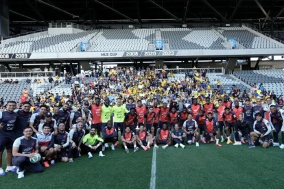 La selección de Ecuador recibe apoyo musical de los niños de Nansana Kids.