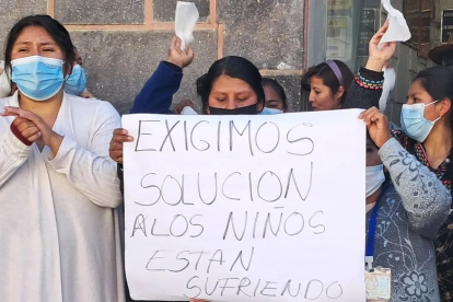 Personas protestan para pedir soluciones a los bloqueos de carreteras que exigen la renuncia del presidente Rodrigo Paz.