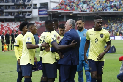 Alfaro se reencontró con los jugadores de Ecuador en el duelo ante Paraguay por eliminatorias.