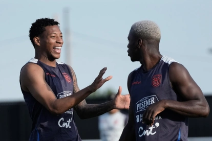 Gonzalo Plata y Moisés Caicedo bromeando en el entrenamiento de Ecuador.