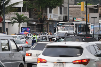 Realidad. Desde las 17:00, la avenida registra una alta afluencia vehicular; sin embargo, el congestionamiento es evidente, principalmente por la circulación de buses y vehículos particulares.
============01 Título especiales bold negro 85pts (36536681)============
C