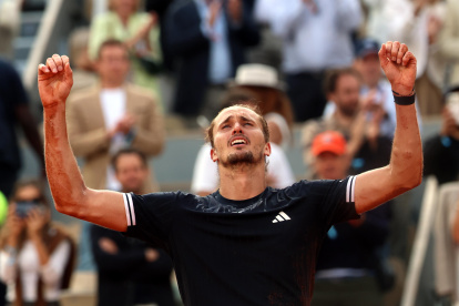 El desahogo de Alexander Zverev fue evidente tras el último punto que lo proclamó campeón de Roland Garros.