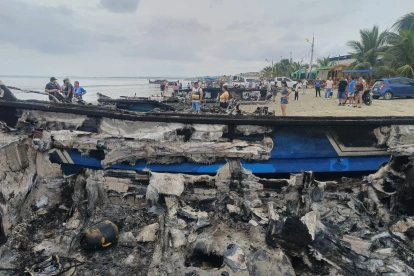 Así quedaron las embarcaciones que fueron alcanzadas por el fuego en Manta el pasado sábado 6 de junio de 2026.