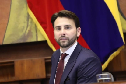 La salida de Niels Olsen ocurre tras ser anunciado por ADN como precandidato a la Prefectura del Guayas.