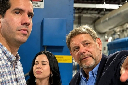 Viaje. En mayo de 2024, el ministro Roberto Luque viajó por invitación de Karla Saud a las instalaciones de Progen y se reunió con el CEO de Progen, John Manning.