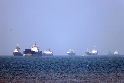 Embarcaciones cruzando el estrecho de Ormuz.