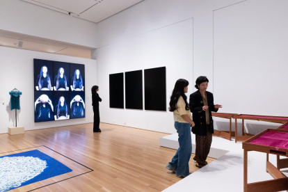 La exposición, que reúne más de 40 obras de arte hechas por 36 artistas contemporáneos de América Latina, estará abierta hasta mediados de julio.