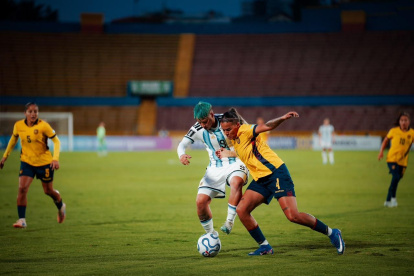 Justin Cuadra defensa de la selección de Ecuador ante Argentina.