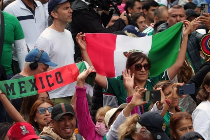 Hinchas de México alientan a su selección previo a su debut ante Sudáfrica.