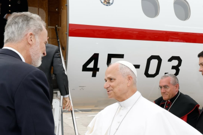 El rey Felipe VI cedió su avión para que trasladen al papa a Roma.