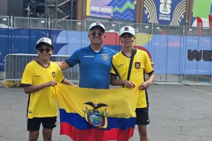 Ecuatorianos en el Lincoln Financial Field de Filadelfia: Franklin Benavides junto a sus hijos, Franklin José y Josué Derian.