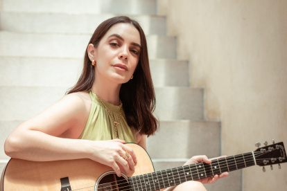 Ceci Juno es una cantautora, compositora, musicoterapeuta, y docente guayaquileña, conocida en la escena independiente. Actualmente está radicada en México.