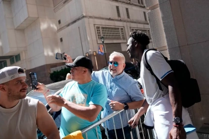 Jordy Caicedo y los hinchas de la Tricolor que lo recibieron a su regreso a Columbus.