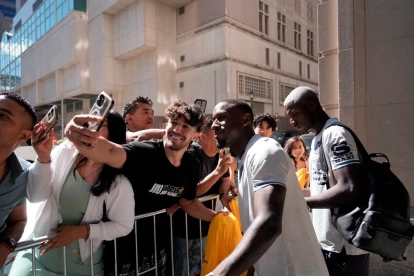 John Yeboah Zamora y Moisés Caicedo con los hinchas en Columbus.