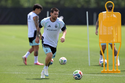 Lionel Messi listo para el debut ante Argelia.
