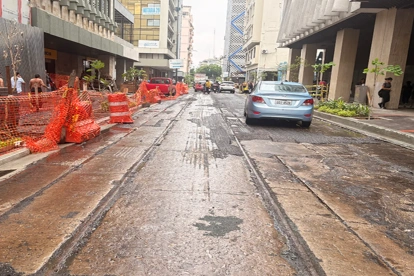 Obras en el centro de Guayaquil dejan al descubierto rieles históricos.